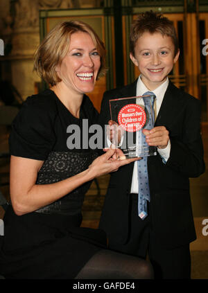 Cerys Matthews mit Steven Tomlinson bei der Verleihung des Preises „Familie des Mutes“ an die „Women's Own Children of Courage“-Auszeichnung in der Westminister Abbey. Stockfoto