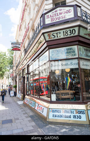 Außenseite des James Smith & Söhne Umbrella Shop, New Oxford Street, London, England, UK Stockfoto