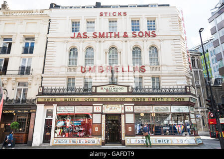 Außenseite des James Smith & Söhne Umbrella Shop, New Oxford Street, London, England, UK Stockfoto