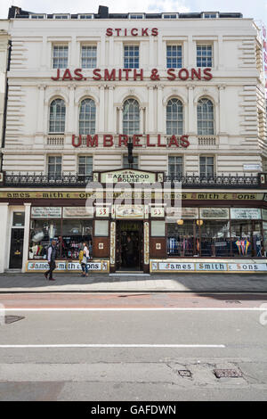 Außenseite des James Smith & Söhne Umbrella Shop, New Oxford Street, London, England, UK Stockfoto