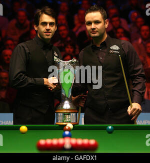 Der englische Ronnie O'Sullivan und der schottische Stephen Maguire posieren für die Fotografen vor dem Maplin UK Championship Final im International Center, Telford. Stockfoto