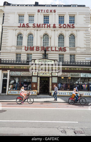 Außenseite des James Smith & Söhne Umbrella Shop, New Oxford Street, London, England, UK Stockfoto