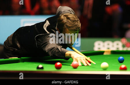 Ronnie O'Sullivan am Tisch beim Maplin UK Championship Final im International Center, Telford. Stockfoto