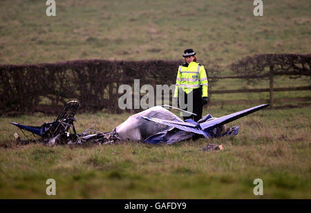 Eine Polizistin steht neben dem Wrack eines leichten Flugzeugs, das auf einem Feld zwischen Admaston und Newton in Staffordshire abgestürzt ist. Stockfoto