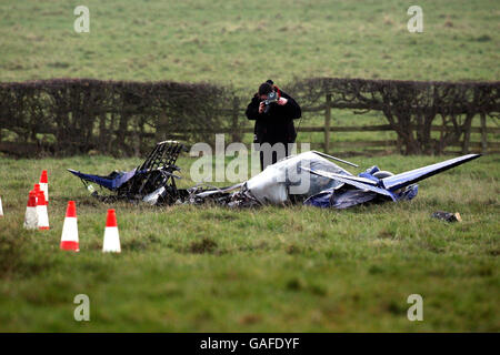 Eine Polizistin neben dem Wrack eines leichten Flugzeugs, das in einem Feld zwischen Admaston und Newton in Staffordshire abgestürzt ist. Stockfoto