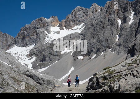 Spanien, Kantabrien, Picos de Europa, Fuente De Wanderer im Hochgebirge Stockfoto