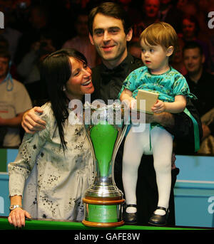 Der englische Ronnie O'Sullivan mit Partner Jo und Tochter Lily nach seinem Sieg beim Maplin UK Championship Final im International Center, Telford. Stockfoto