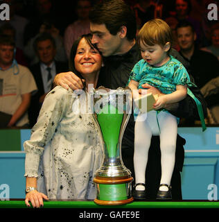 Der englische Ronnie O'Sullivan mit Partner Jo, Tochter Lily und der Trophäe nach seinem Sieg im Maplin UK Championship Final im International Center, Telford. Stockfoto