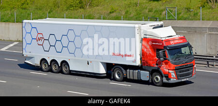 Supply Chain Transportlogistik über NFT artikuliert, dass Anhänger mit Thermoking Kühler Ausrüstung und Volvo Lkw auf UK britische Autobahn ausgestattet Stockfoto