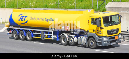 Jet Fuel Tanker Versorgung Kette Transport Logistik LKW fährt entlang UK-Autobahn-Shows, die Hazchem gefährlicher Chemikalien gefährlicher Güter auf Anhänger zu unterzeichnen Stockfoto