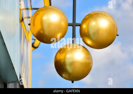 Pawn Shop Zeichen der drei goldenen Kugeln über Pfandleiher Räumlichkeiten Pawn Barking East London England UK in London Borough of Barking und Dagenham Stockfoto