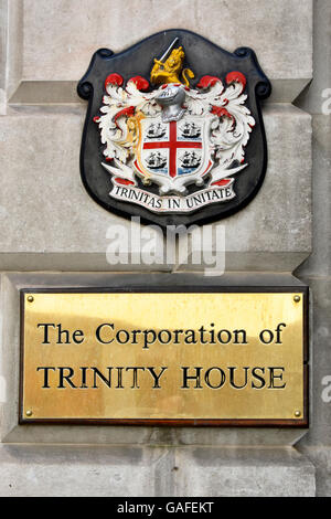 London England Messingfarbene Plakette & Coat of Arms der Corporation of Trinity House offizielle Behörde für Leuchttürme in England & Wales und anderswo Stockfoto