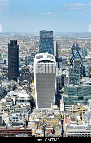 Antenne nach unten Blick auf die Skyline der City of London einschließlich Walkie Talkie Gebäude (vorne) & Gebäude Wolkenkratzer Gherkin London Großbritannien Stockfoto