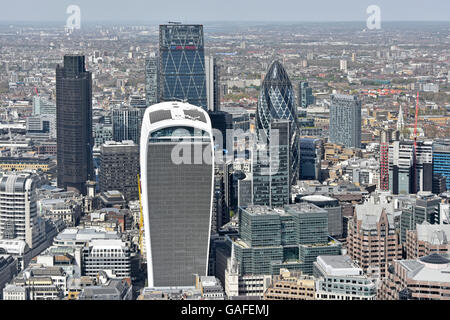 Blick aus der Vogelperspektive auf die Skyline der City of London einschließlich Walkie Talkie Gebäude (Vorderseite) und die Gherkin UK Gebäude Wolkenkratzer England UK Stockfoto