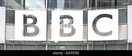 Nahaufnahme von BBC-Logo auf die verglaste Fassade von der jüngsten Erweiterung der ursprünglichen Broadcasting House Stockfoto