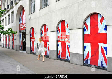 Union Jack Flag Designs in Windows & Eingang des British Home Stores HQ Bürogebäude in London während seiner Kampagne zur Liquidation & Schließung zu vermeiden Stockfoto