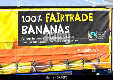 Closeup-Anzeige auf Seite des Sainsburys Logistik Transport Lieferung LKW Anhänger weiche doppelseitige Faltung Kettenvorhang Werbung Fairtrade-Bananen-logo Stockfoto