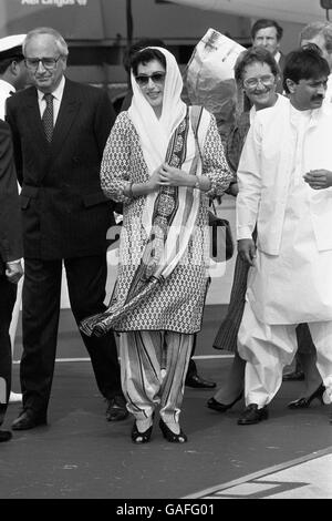 Pakistans Premierminister Benazir Bhutto am Flughafen Heathrow, mit Handelssekretär Lord Young (links). Stockfoto