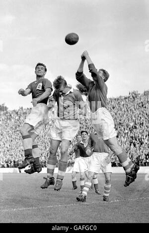 (R-L) Charlton Athletic Torhüter Sam Bartram schlägt sich von seinem Teamkollegen frei Ken Chamberlain und Eddie Brown von Birmingham City Stockfoto