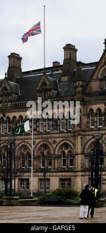 Die Flaggen Pakistan und Union fliegen heute nach der Attentat auf Benazir Bhutto am halben Mast über dem Rathaus von Bradford. PRESSEVERBAND Foto . Stockfoto