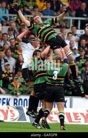 Rugby Union - Zurich Premiership - Northampton Saints / Newcastle Falcons. Steve Williams von Northampton Saints steigt mit Unterstützung der Teamkollegen Steve Thompson (2.R) und Matt Stewart (R) am höchsten in der Linie aus. Stockfoto