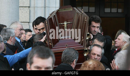 Der Sarg des Sängers Joe Dolan wird aus der Christkönigskathedrale in Mullingar, Co Westmeath, getragen. Stockfoto