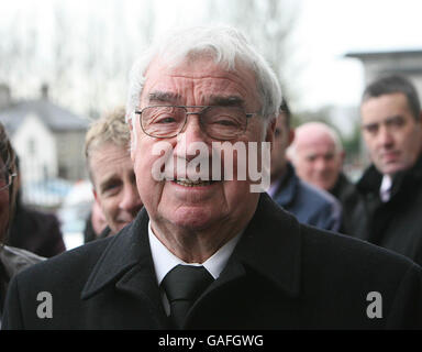 Komiker Frank Carson kommt zur Beerdigung des Sängers Joe Dolan in der Kathedrale von Christ the King in Mullingar, Co Westmeath. Stockfoto