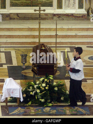 Der Sarg des Sängers Joe Dolan während seiner Beerdigung in der Kathedrale von Christus dem König in Mullingar, Co Westmeath. Stockfoto