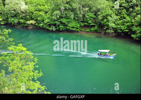 Speed-Boot geht durch den Fluß im Canyon Matka, Mazedonien Stockfoto