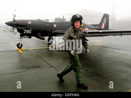 Einer der RAF-Ausbilder von Prinz William, Flight Lieutenant Robbie Lees, mit einem Tucano T1 bei RAF Cranwell in Lincolnshire. Stockfoto