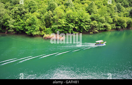Motorboot in See Canyon Matka in Mazedonien Stockfoto