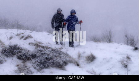 Wanderer trotzen dem Schnee am Hole-of-Horcum, in der Nähe von Whitby, North Yorkshire heute. Stockfoto