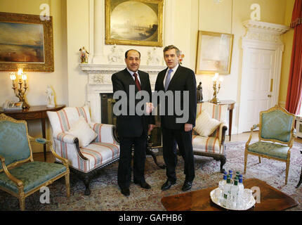 Der britische Premierminister Gordon Brown, rechts, begrüßt den Besuch des irakischen Premierministers Nuri al-Maliki in der Downing Street Nr. 10 in London. Donnerstag, 3. Januar 2008. Stockfoto