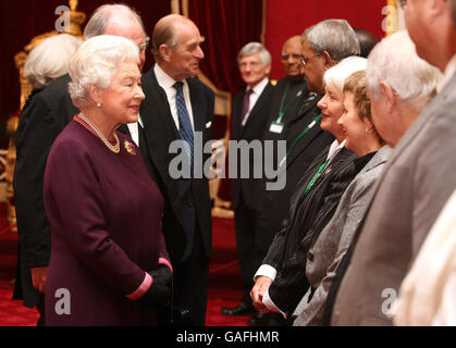 Königin Elizabeth II begrüßt Neuseelands Sprecherin Margaret Wilson (vierte rechts), Und ihre Schwester Jan Matthews (Dritte rechts) bei einem Empfang für die Konferenz der Redner und Vorsitzenden des Commonwealth (CSPOC) im St. James's Palace im Zentrum von London, während der Herzog von Edinburgh andere Commonwealth-Sprecher aus der ganzen Welt trifft. Stockfoto