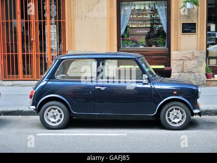 BUDAPEST, Ungarn - 16. Mai: Mini Cooper in der Straße geparkt von Budapest am 16. Mai 2016. Mini Cooper ist ein britischer Automobil ma Stockfoto