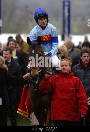 Pferderennen - The Boylesports International - Cheltenham Racecourse. OSANA mit dem siegreichen Jockey Paddy Brennan nach der internationalen Hürde Boylesports.com auf der Pferderennbahn Cheltenham. Stockfoto