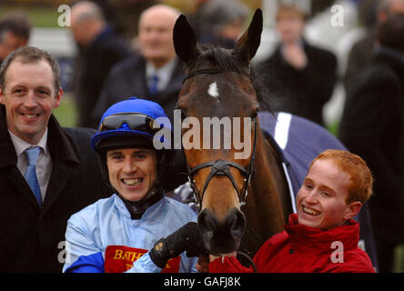 OSANA mit dem siegreichen Jockey Paddy Brennan und Trainer David Pipe (links) nach der internationalen Hürde Boylesports.com auf der Cheltenham Racecourse. Stockfoto