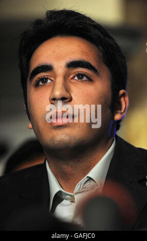 Der Oxford Jurastudent Bilawal Bhutto Zardari, Sohn des ehemaligen pakistanischen Premierministers Benazir Bhutto, spricht bei einer Pressekonferenz in einem Hotel im Zentrum von London, als er nach Großbritannien zurückkehrt, um sein Studium fortzusetzen. Stockfoto