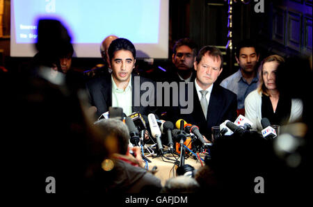 Der Oxford Jurastudent Bilawal Bhutto Zardari, Sohn des ehemaligen pakistanischen Premierministers Benazir Bhutto, spricht bei einer Pressekonferenz in einem Hotel im Zentrum von London, als er nach Großbritannien zurückkehrt, um sein Studium fortzusetzen. Stockfoto