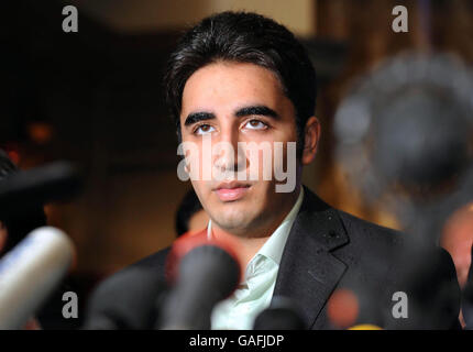 Der Oxford Jurastudent Bilawal Bhutto Zardari, Sohn des ehemaligen pakistanischen Premierministers Benazir Bhutto, spricht bei einer Pressekonferenz in einem Hotel im Zentrum von London, als er nach Großbritannien zurückkehrt, um sein Studium fortzusetzen. Stockfoto