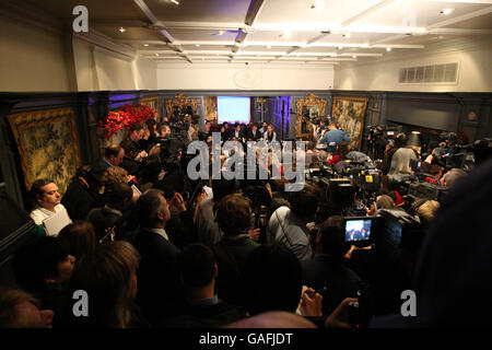 Der Oxford Jurastudent Bilawal Bhutto Zardari, Sohn des ehemaligen pakistanischen Premierministers Benazir Bhutto, spricht bei einer Pressekonferenz in einem Hotel im Zentrum von London, als er nach Großbritannien zurückkehrt, um sein Studium fortzusetzen. Stockfoto