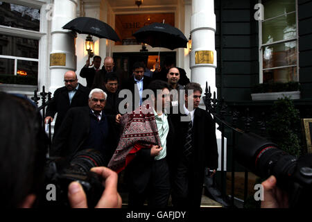 Der Jurastudent Bilawal Bhutto Zardari, Sohn des ehemaligen pakistanischen Premierministers Benazir Bhutto, verlässt die Pressekonferenz in einem Hotel im Zentrum von London, nachdem er nach Großbritannien zurückgekehrt ist, um sein Studium fortzusetzen. Stockfoto