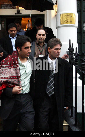 Der Jurastudent Bilawal Bhutto Zardari, Sohn des ehemaligen pakistanischen Premierministers Benazir Bhutto, verlässt eine Pressekonferenz in einem Hotel im Zentrum von London, nachdem er nach Großbritannien zurückgekehrt ist, um sein Studium fortzusetzen. Stockfoto