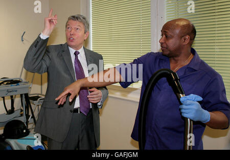 Gesundheitsminister Alan Johnson spricht mit Orlando Martens vom Domestic Floor Team, während er eine neue Krankenhausinfektionsstrategie einleitet und eine gründliche Säuberung im Royal Free Hospital in London sieht. Stockfoto