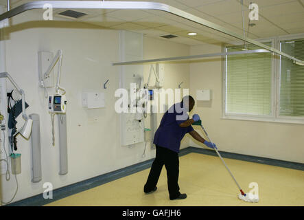 Mitglieder des Domestic Floor Teams reinigen eine Station im Royal Free Hospital in London. Stockfoto