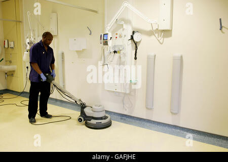 Mitglieder des Domestic Floor Teams reinigen eine Station im Royal Free Hospital in London. Stockfoto