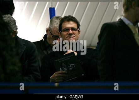 Der englische Manager Fabio Capello nimmt seinen Platz auf der Tribüne ein Vor dem Anpfiff Stockfoto