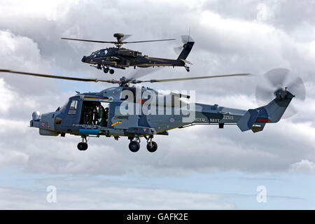 Ein AgustaWestland Wildcat-HMA2 (ZZ515) & Apache AH1 Hubschrauber am RNAS Yeovilton International Air Tag 2015, Somerset, UK. Stockfoto