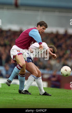 Neil Cox von Aston Villa (l) bekämpft Evertons Ian Snodin (r) Stockfoto