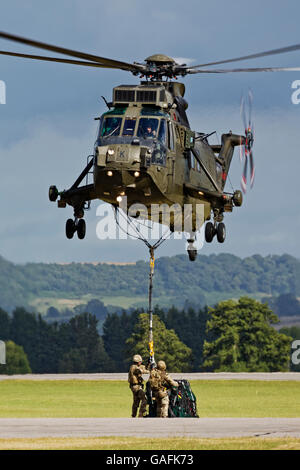 Ein Royal Navy Westland Sea King Mk 4 ist ein underslung Last an RNAS Yeovilton International AirDay 11. Juli 2015 angeschlossen Stockfoto